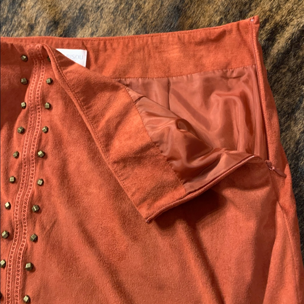 Bisou Bisou size 14 rust colored studded asymmetrical side zip skirt with lining - Picture 4 of 10